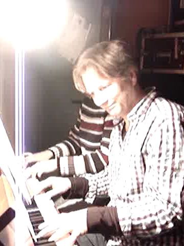 Klaus gibt Unterricht am Klavier